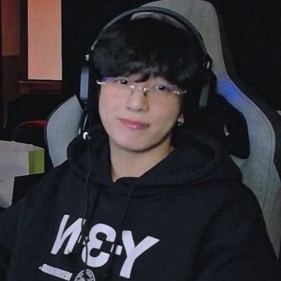 jkoasis_'s profile picture. eu e o jimin assistindo b99 e achando show show show show