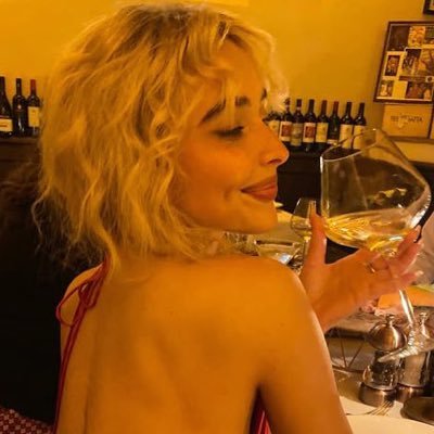 lightpercabth's profile picture. just another girl on the subway