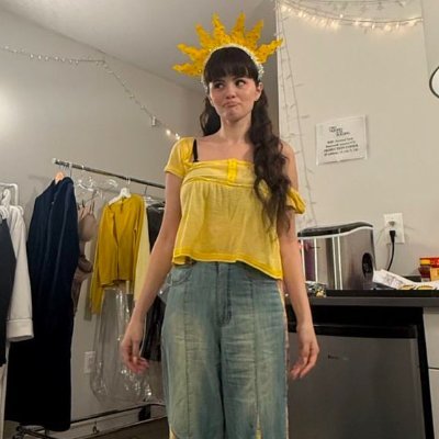 glowinglikesel's profile picture. i like to read + history/sci fi