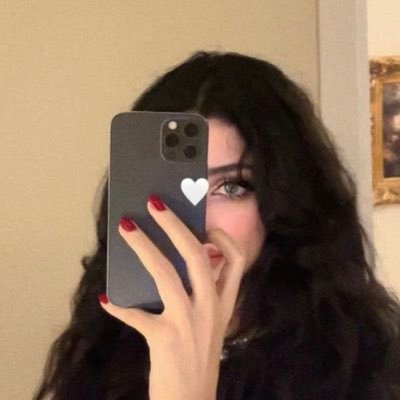 D_3_O_33's profile picture. لايمكن مقارنتي بأحد,أو بأشياء ملموسه,ربما أقارن بلذة القهوة,دفء أغنيه,حنين الليل,زرقة السماء,عمق البحر,تغذية اللون الأصفر للنظر..ثم أتفوق أنا😴💛