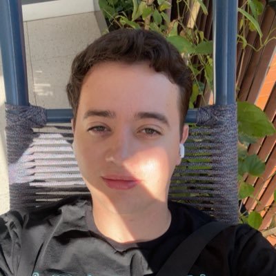 furtadaum's profile picture. My favourite position is CEO!