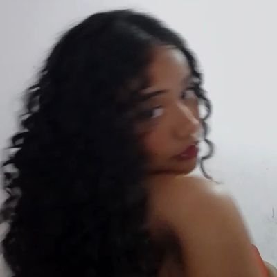 lawaneza_'s profile picture. romântica profissional. falo com as paredes.