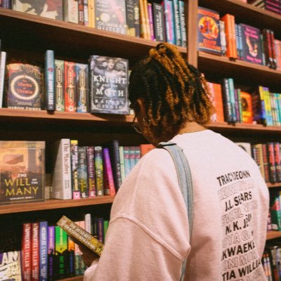 storieswithroe's profile picture. black books, crochet, and vibes | breehive co-president