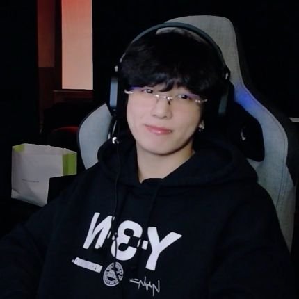 kivantte's profile picture. bangtan might be like pieces of paper, each of a different color, filling the blank canvas of life