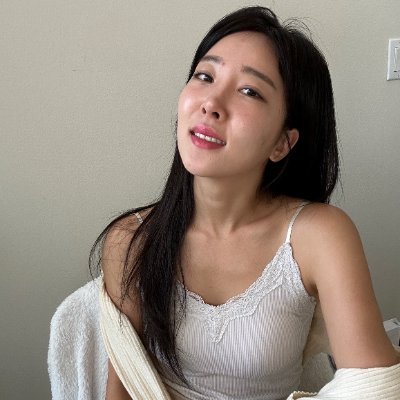 DevGlamTrader's profile picture. A developer who's really into stocks.
Building 100 AI apps with my husband @simondkim at LTG AI.