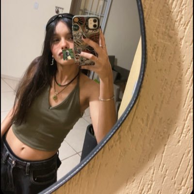 larajato's profile picture. eu não faço terapia