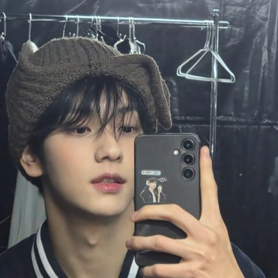 comingchoon's profile picture. =͟͟͞♡ the story ends with five stars together ❤︎ design @comingchoon_304 side