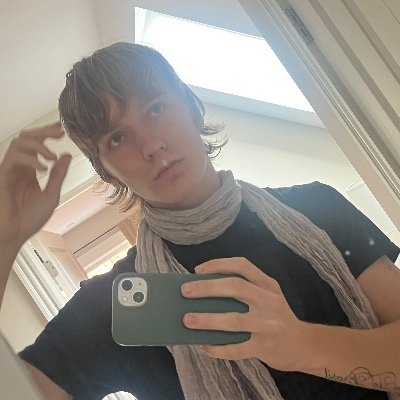 urnotavibebro's profile picture. 