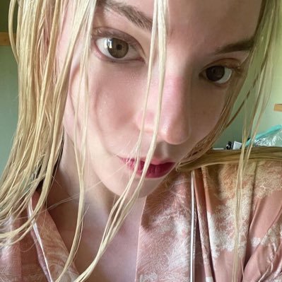 beertoxic's profile picture. a madison beer me seguia