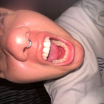 cacacacaos's profile picture. artista (trans)disciplinar 🔊 cria o caos do MP3 ao MP4