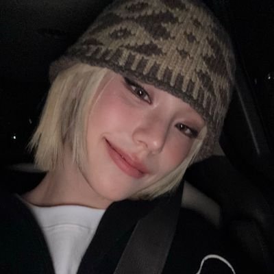 yejifluff's profile picture. she/her • 🖤💚