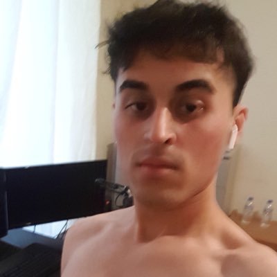 Pntatooo's profile picture. i eat food and stream games