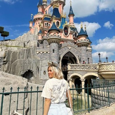 elisaelisa_88's profile picture. I like my books like I like my coffee—strong and full of mystery ☕❤️ (God bless America)