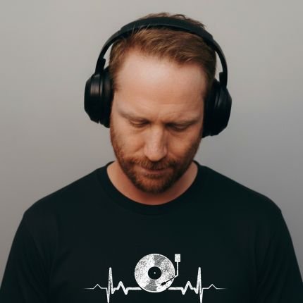 geekyvinyldev's profile picture. Vinyl & Cassette collector 💿📼| Curator @ Groover