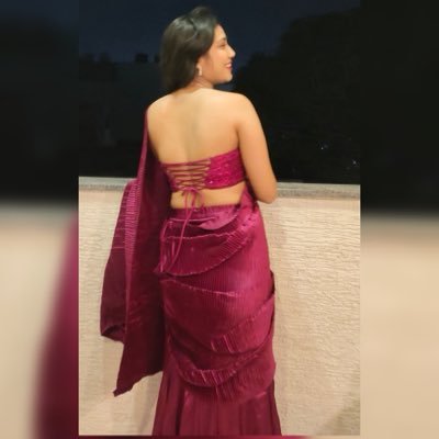 ashlovetea's profile picture. Khayalon ka safarnama🕊
Gaming Artist 
Hi to chai always💕
No cakes