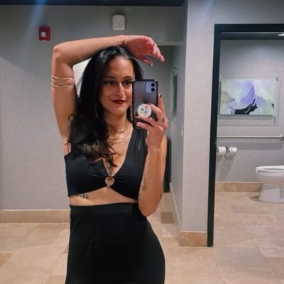 alexxmakesart's profile picture. 28 • ♋︎ • vet tech • art • books