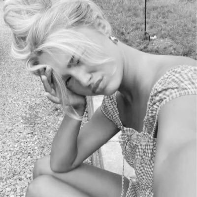 lizwess's profile picture. and she was there. all pink and gold and glittering