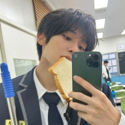 pressi82n's profile picture. new acc | busco moots