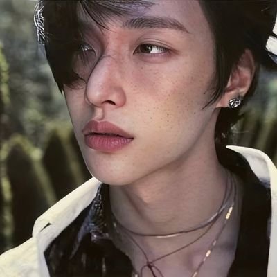 parkewonbin's profile picture. 🎸'O2 ⌗ RIIZE's 박원빈 — possesses striking good looks and appears to be destined.