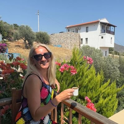 runreEE's profile picture. “Clarere audere gaudere” ~   Işılda, cüret et, neşeli ol