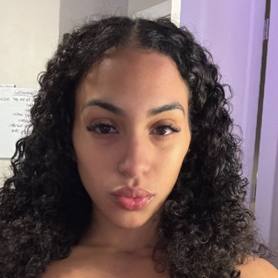 anniek1j's profile picture. “A strong woman looks a challenge in the eye and gives it a wink.”