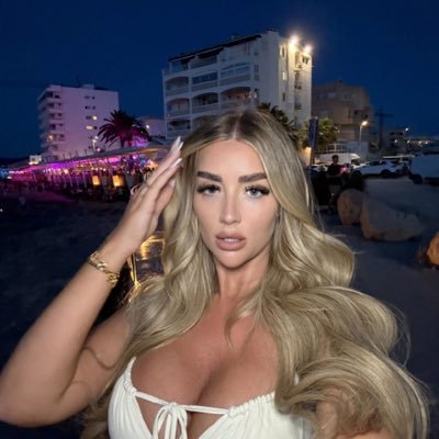 hollyjonessky's profile picture. Coffee-fueled thoughts & late-night ideas.