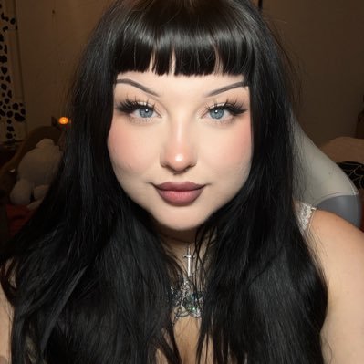 hollyphoebee's profile picture. 💌🌷🍓🍒 @unholyhollyy business enquiries: holyhollyphoebe@outlook.com she/they 23