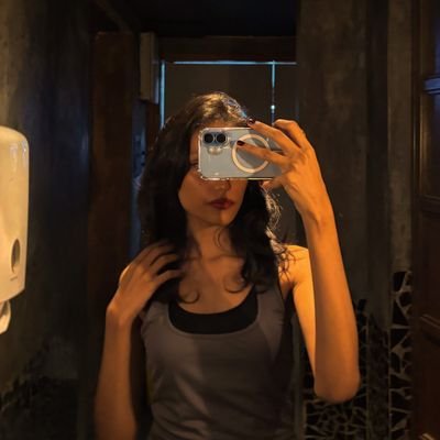 aavisalunkhe's profile picture. ece 27 || i chase cats and dreams with equal psychopathy