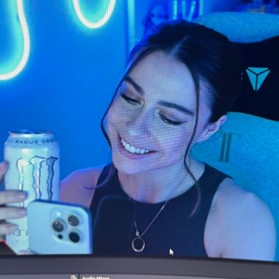 lydialifts_'s profile picture. Twitch Streamer, semi retired powerlifter with a pokemon and dachshund obsession