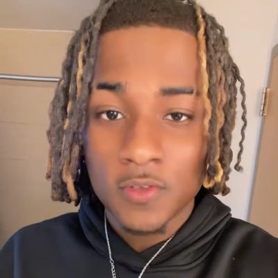 lowasllilbrooos's profile picture. low #22