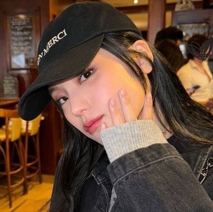 villxnelle's profile picture. she is my scar