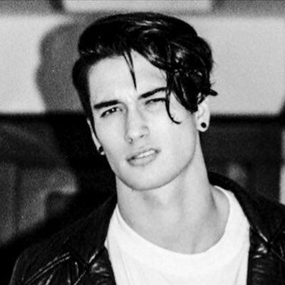 aa__5665's profile picture. '❈ يكونُ الخَيآل آجمل آن لم تستَطع صُنع وآقعٌ جميل🌹 💜♩❋'