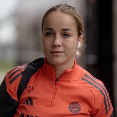 HOLLOW_023's profile picture. @FCBayern & @FCBfrauen ❤️🤍 deynator🇳🇬