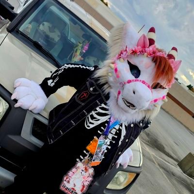 hushkee's profile picture. lvl 33 | she/her | artist  | multisuiter | dog groomer | @horus_tiger ~ 💙
🌈PLUR🌈

↓ commission info in link below ↓