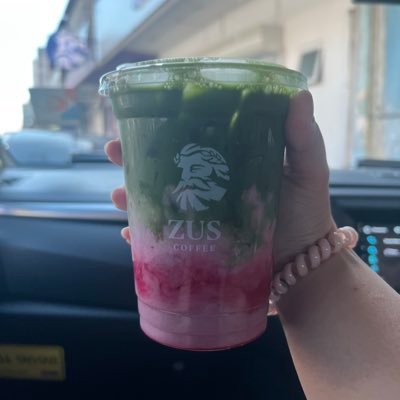 simtchastrwbry's profile picture. 