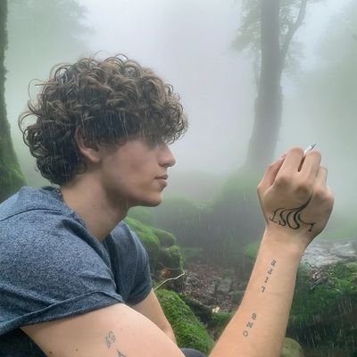 sohwater's profile picture. i'm falling and i can't turn back