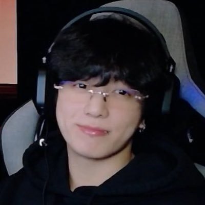 thegoldenpoets's profile picture. 