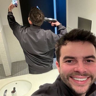 mosalneverdie's profile picture. 한국의 전통놀이: 일론 머스크 고간 돌려차 부수기