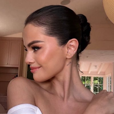 illicitlena's profile picture. walls, track 7