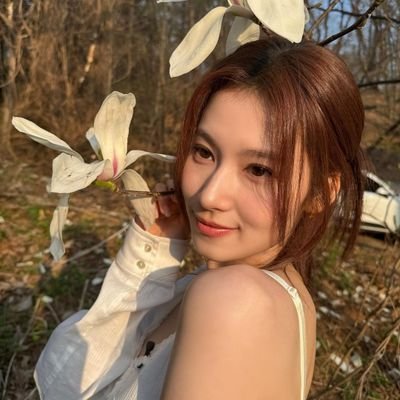 pisngininayeon's profile picture. sana's jihyo kilig hjshshshshs 💜🧡