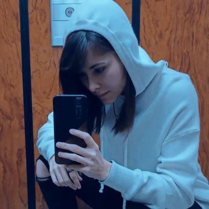 tofucaducado's profile picture. Me gusta leer, escribir y viajar. De vez en cuando suelo tener conversaciones filosóficas sobre la vida mientras dramatizo tirada en el césped.