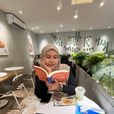 miyuureads's profile picture. 📚18/22, Coffee, and Cats. 我是五月开始学习汉语。