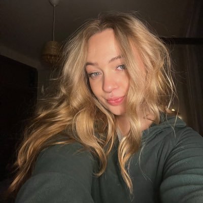 lolxbgxmez's profile picture. chill :) 🏳️‍🌈 ♀