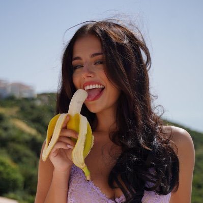 Emilyblack21879's profile picture. Follow my new page guys 😝 Your internet GF 🥰 21, Come & Chat 1-1 with me...👇