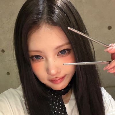 visawayamo's profile picture. how do i make this about purple kiss?                                      
L(G)BTQ+ d/ele.