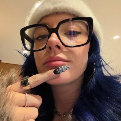 teoziour0zz's profile picture. hayatın inişleri çıkışlarına değmiyor