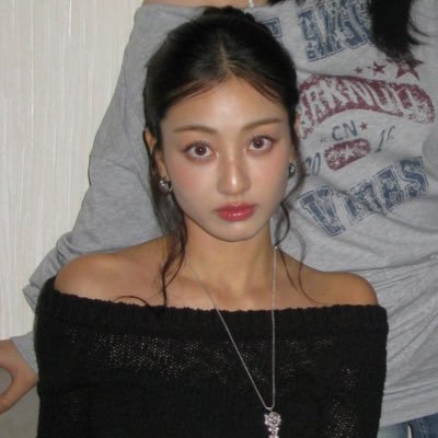 jihyoschae's profile picture. jihyo has my number.. she checks up on me