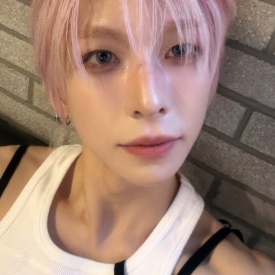 runtoyebin's profile picture. diagnosed with a severe case of choi jiho girlfriendism (= he’s my girlfriend)