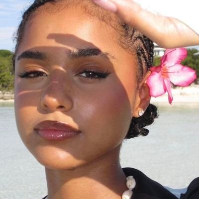 madamedesadie's profile picture. ได้ฮักกับอ้ายเหมือนใจได้ปริญญา ชีวิตผู้สาวบ้านนาวุฒิการศึกษามีน้อย ( fan account )