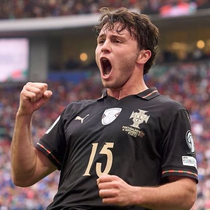 FreezeTuga's profile picture. Vivre ça vie sans ce soucier du regard des autres 👌👌
Dieu sera toujours avec toi 🙏🙏
 Champions d'Europe 2025.    M8